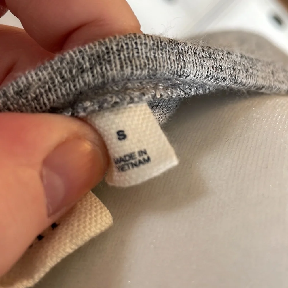 GAP top with flowy arm detail S - Picture 5 of 6